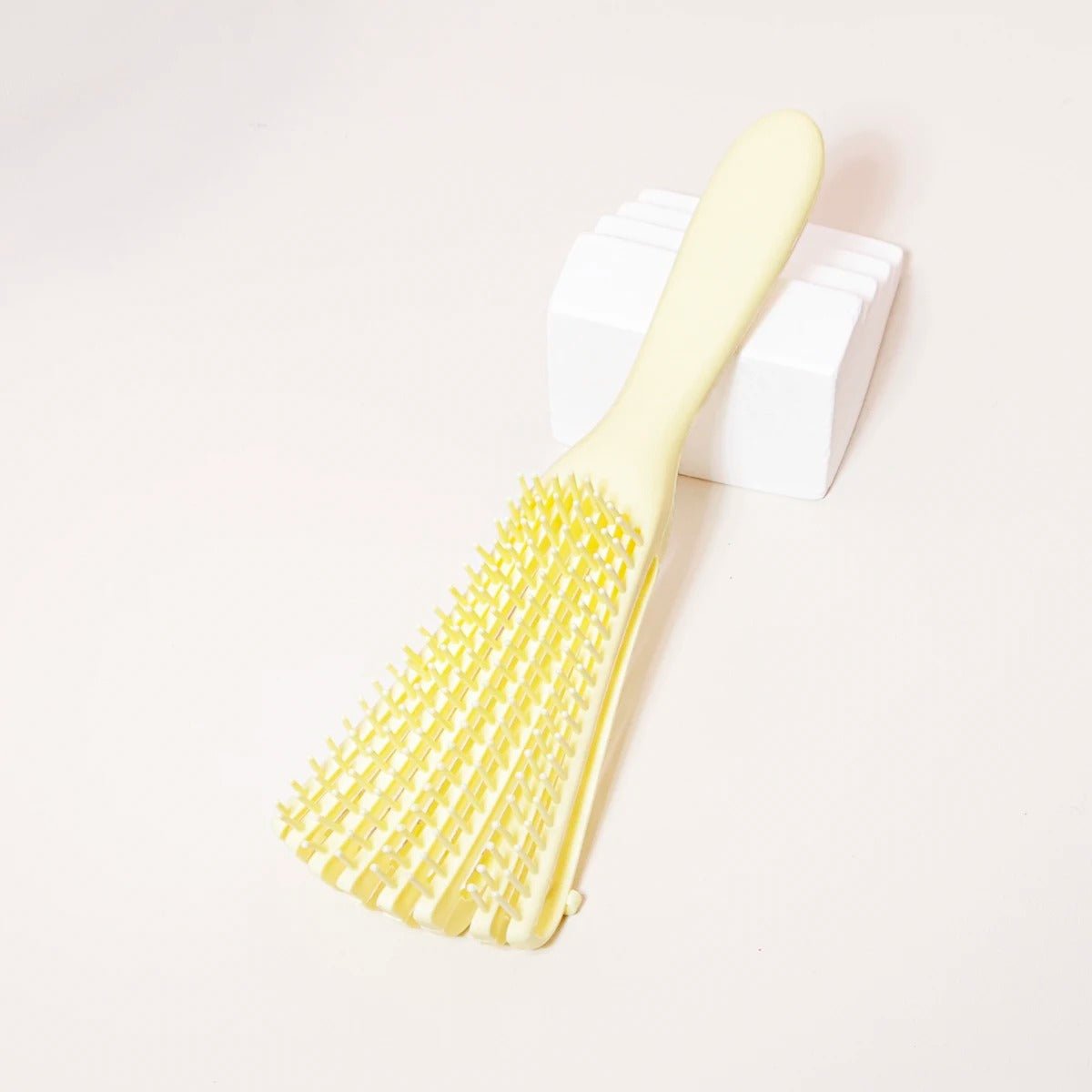 brosse cheveux boucles jaune