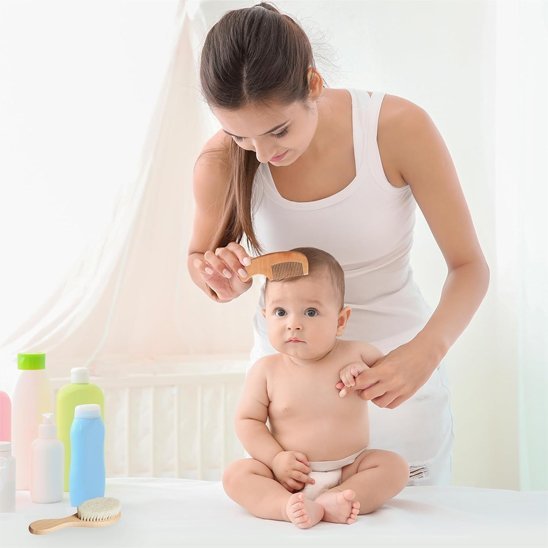 Brosse cheveux pour bebe assis en bedaine