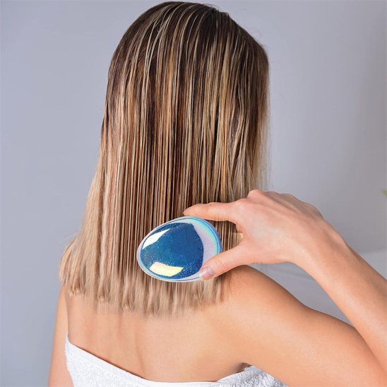 brosse a cheveux bleu fille blonde