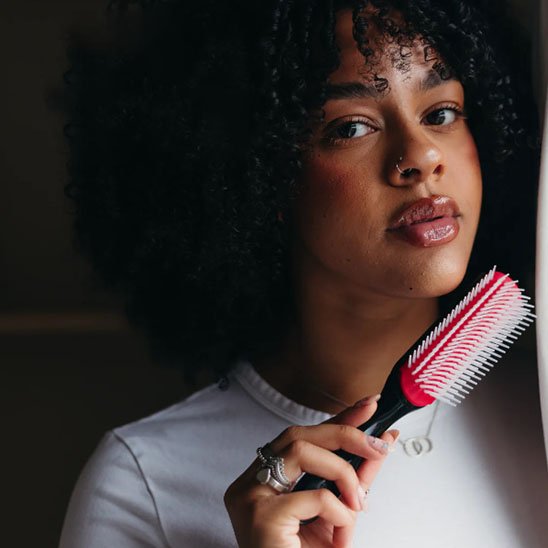 Brosse à cheveux dans la main