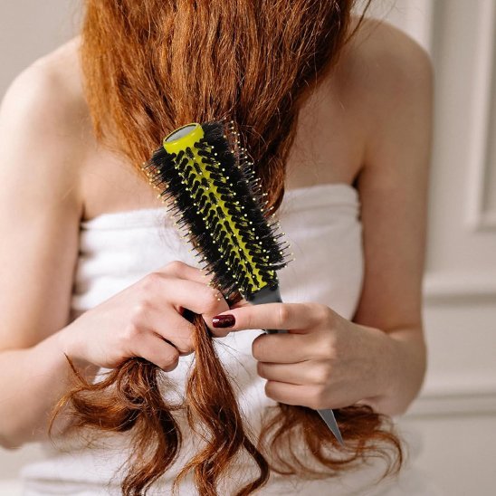 brosse a cheveux demelante femme rousse