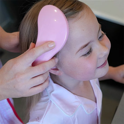 Brosse à cheveux fillette souriante