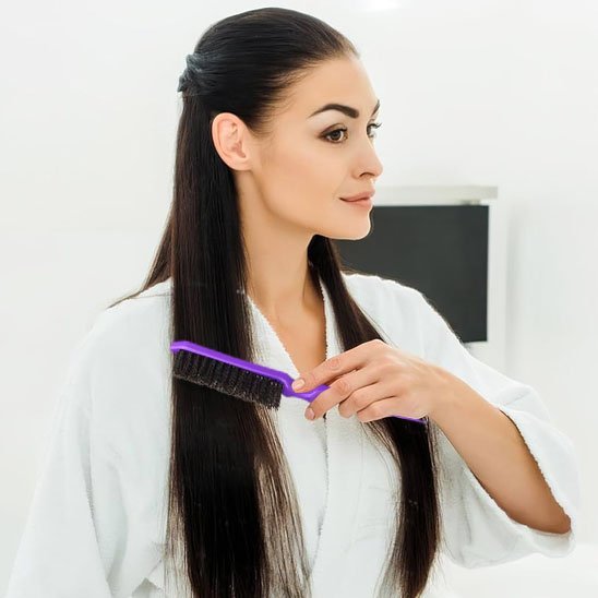 Brosse à cheveux dans la main