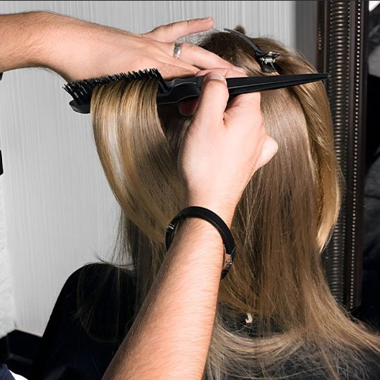 Brosse à cheveux blonde lisse