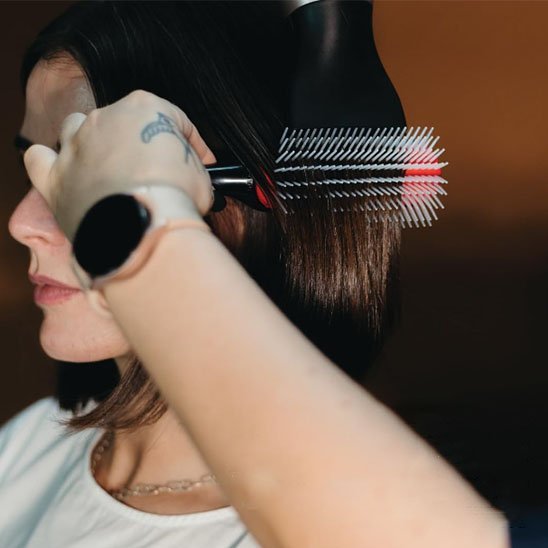Brosse à cheveux fille brune se coiffe