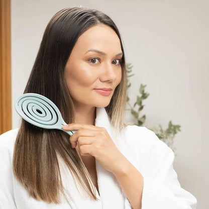 Brosse cheveux bouclés coiffe ses cheveux