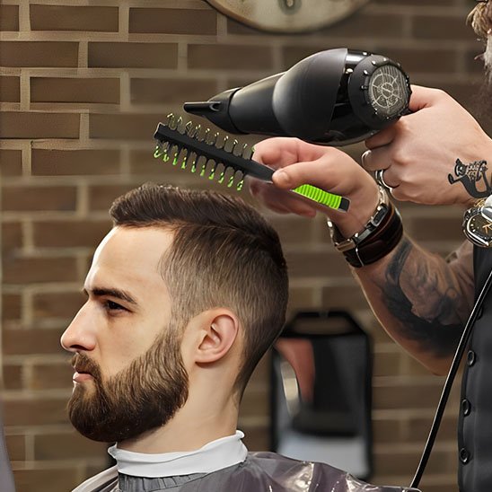 Brosse cheveux bouclés coiffeur avec brosse