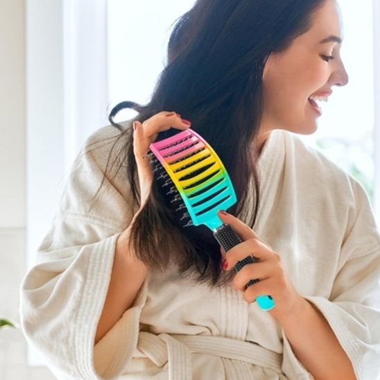 Brosse cheveux bouclés fille tête tourner 