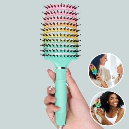 Brosse cheveux bouclés dans la main