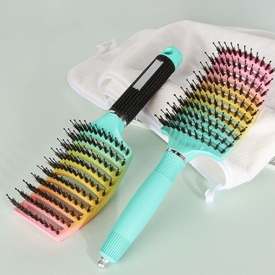 Brosse cheveux bouclés sur présentoire