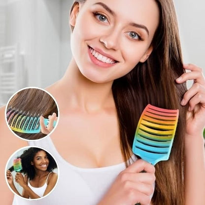 Brosse cheveux bouclés fille souriante 