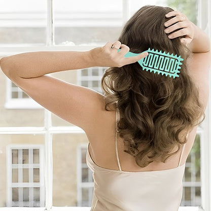 Brosse cheveux bouclés fille brune demele ses cheveux