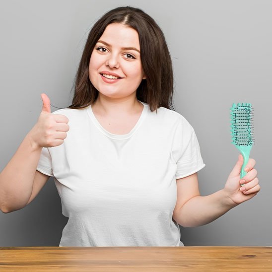 Brosse cheveux bouclés fille contente de sa brosse
