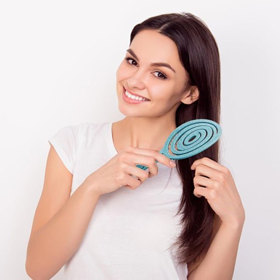 Brosse cheveux bouclés fille sourie tien brosse