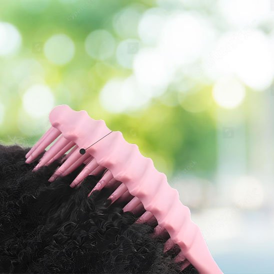 Brosse cheveux bouclés rose se coiffe