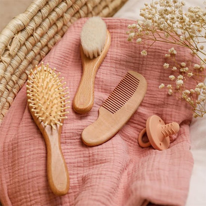Brosse cheveux pour bebe déposer sur une serviette 