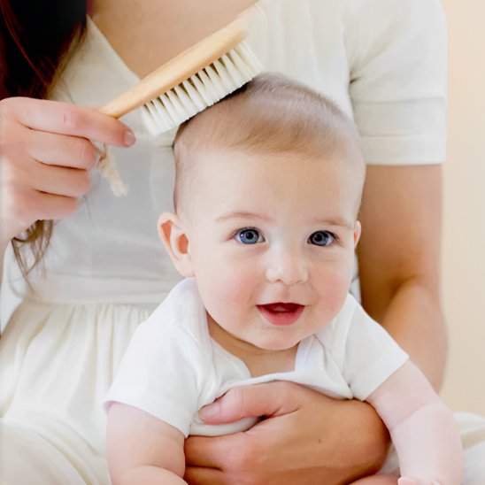 Brosse cheveux pour bebe souriant