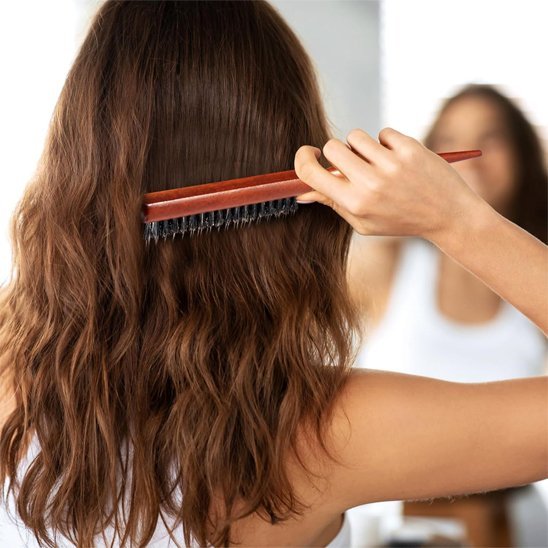 Brosse en poil de sanglier |NaturShine  fille devant miroir