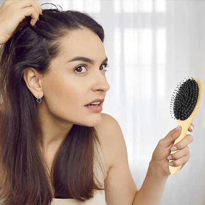 Brosse en poil de sanglier place ses cheveux