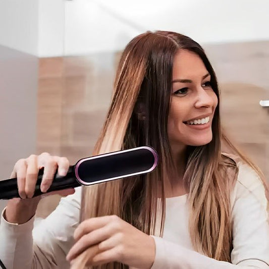Brosse lissante fille souriante 