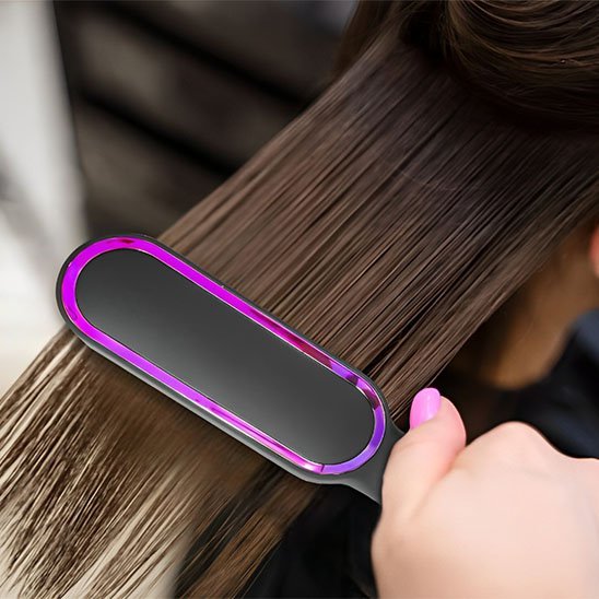 Brosse lissante dans la main 