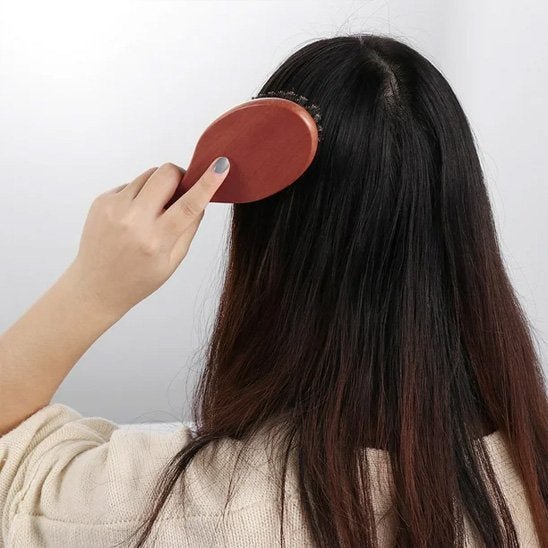Brosse poil de sanglier coiffe ses cheveux droit