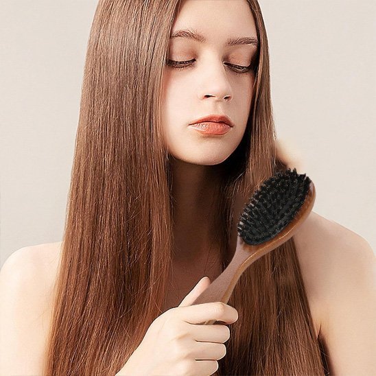 Brosse poil de sanglier fille regarde brosse