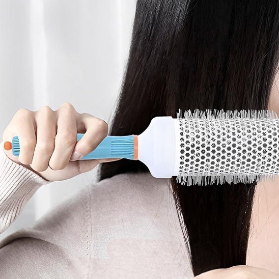 fille noir brossage cheveux