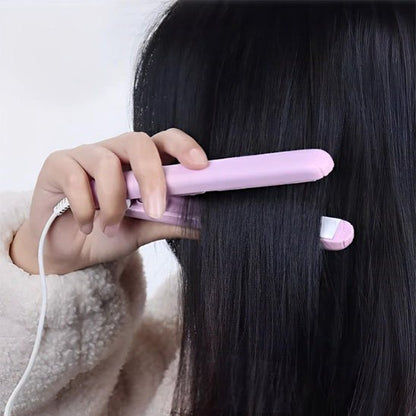 Lisseur pour cheveux dans sa main