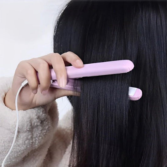 Lisseur pour cheveux dans sa main