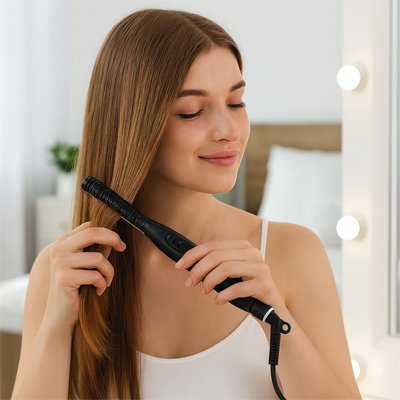 Lisseur pour cheveux dans la main
