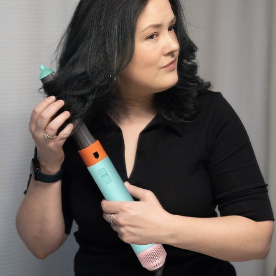 Sèche cheveux dans la main