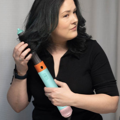 Sèche cheveux dans la main