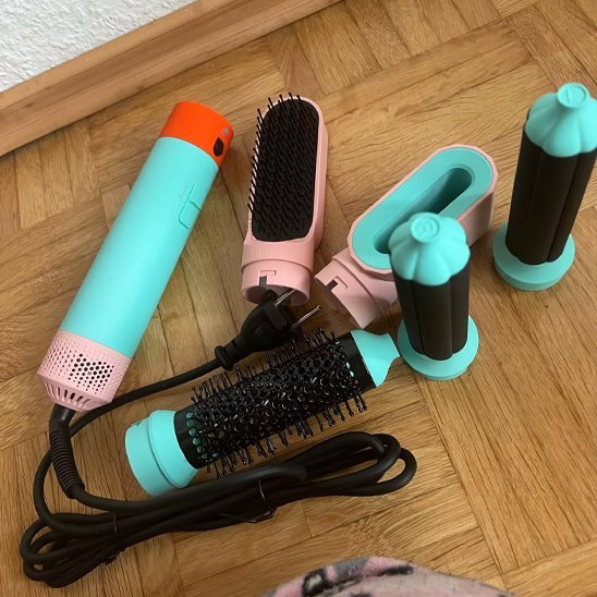 Sèche cheveux sur une table